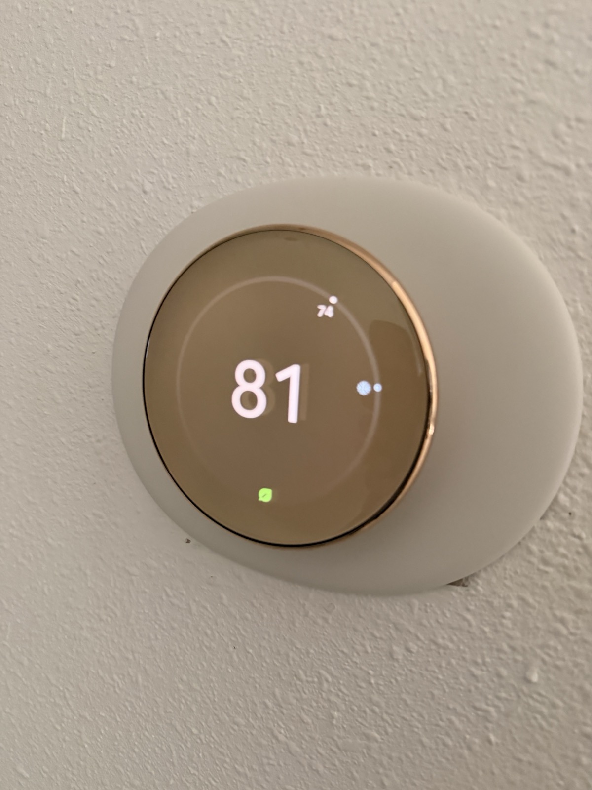 Termostato inteligente encendido y en modo ahorro